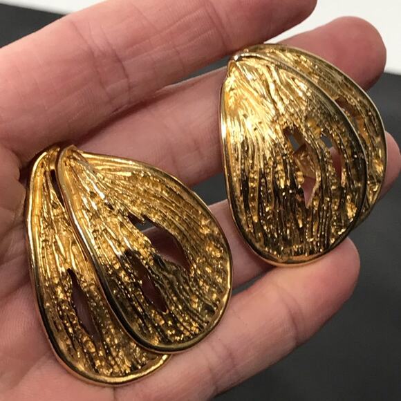 Vintage Signed Craft Runway Oversized Brutalist Textured Gold Clip On Earrings - Picture 9 of 16